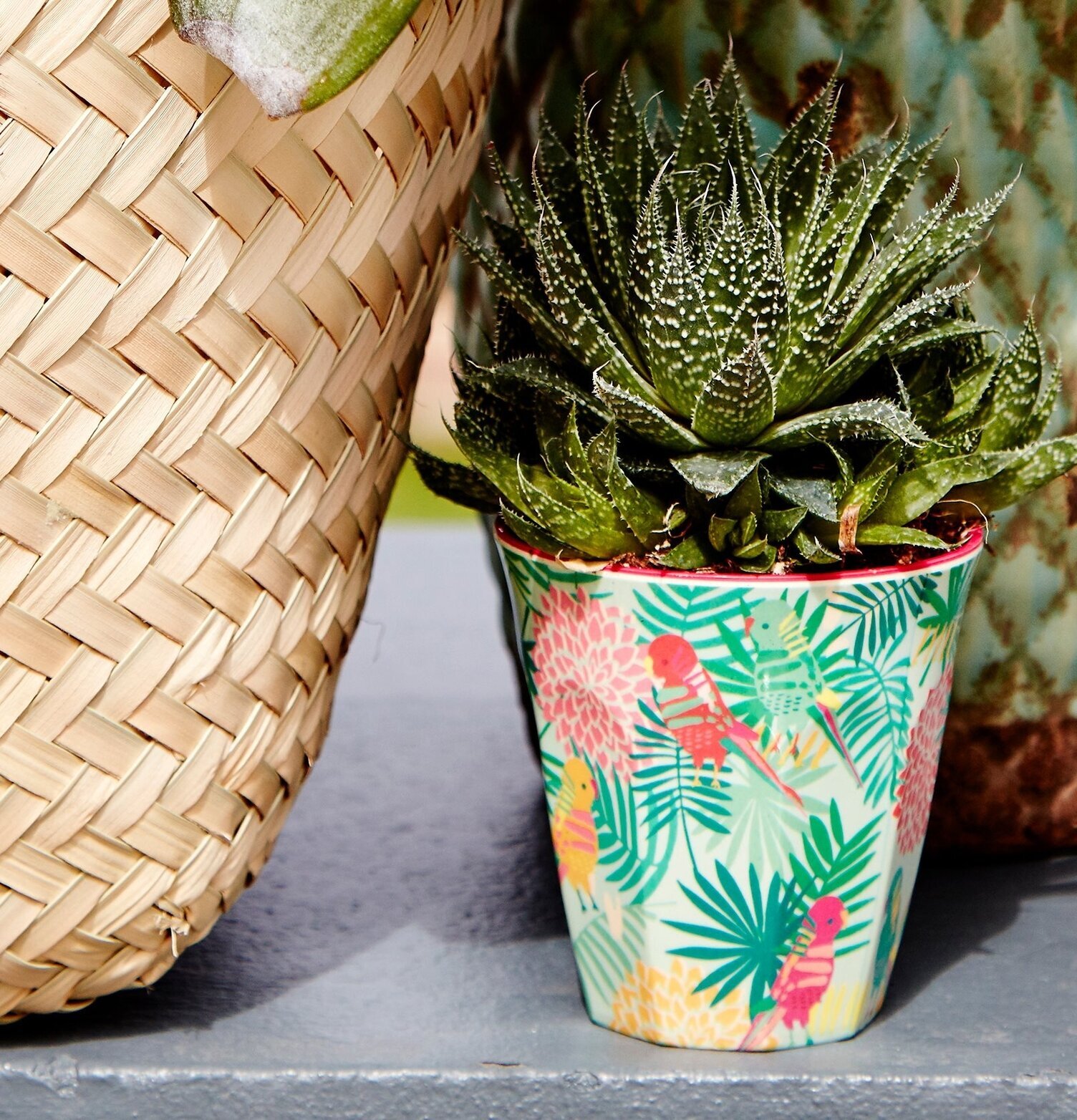 Mugg Tropical Print från Rice med tropiskt mönster på bord