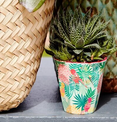Mugg Tropical Print från Rice med tropiskt mönster på bord