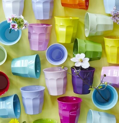 Färgglada Mugg Mint från Rice på ljusgul bakgrund med blommor