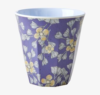 Mugg Hanging Flowers Print från Rice med blommigt mönster