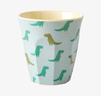 Barnmugg Dino Print från Rice med dinosauriemönster i studio