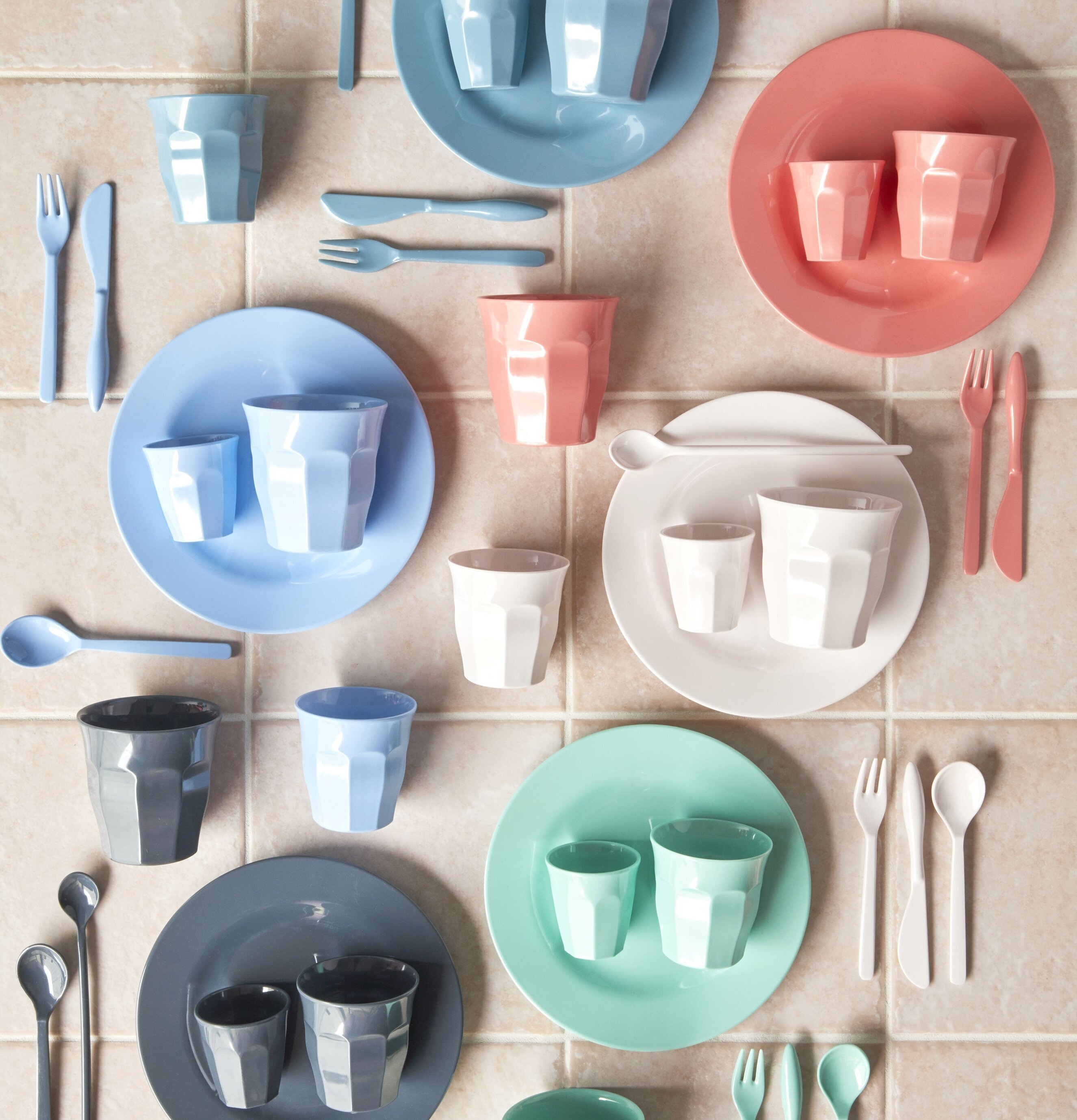 Muggar Medium Happy 21St från Rice i olika färger