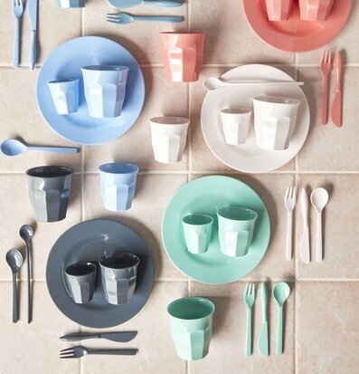 Mugg Dark Grey från Rice omgiven av färgglada köksartiklar