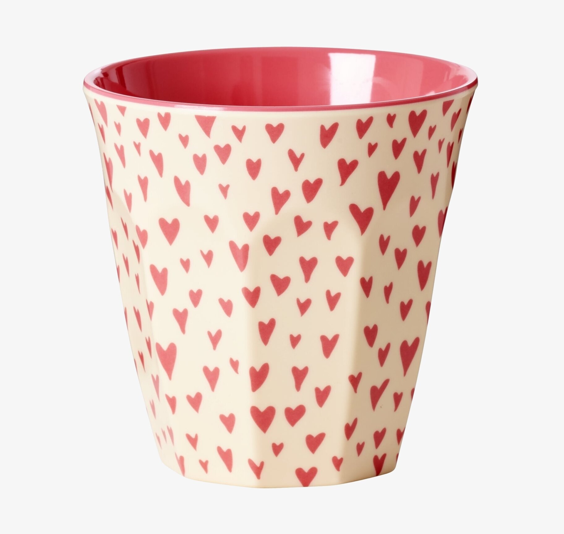 Mugg Small Hearts från Rice med röd hjärtdesign och vit bas