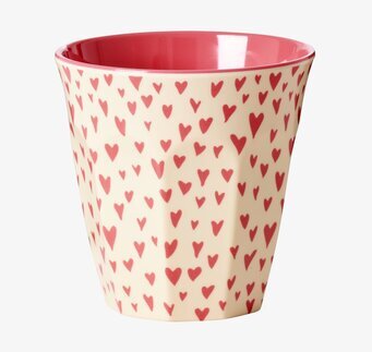 Mugg Small Hearts från Rice med röd hjärtdesign och vit bas