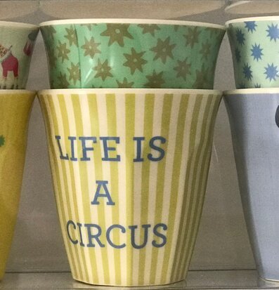 Förpackning med sex Muggar Circus Print Yellow från Rice