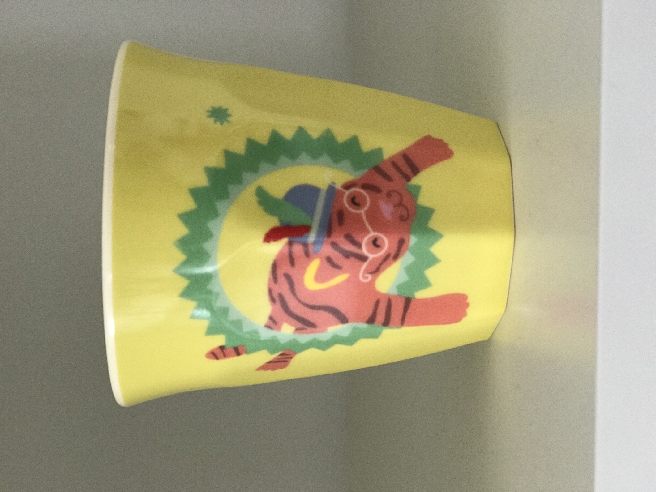 Muggar Circus Print Yellow från Rice med cirkustiger-motiv