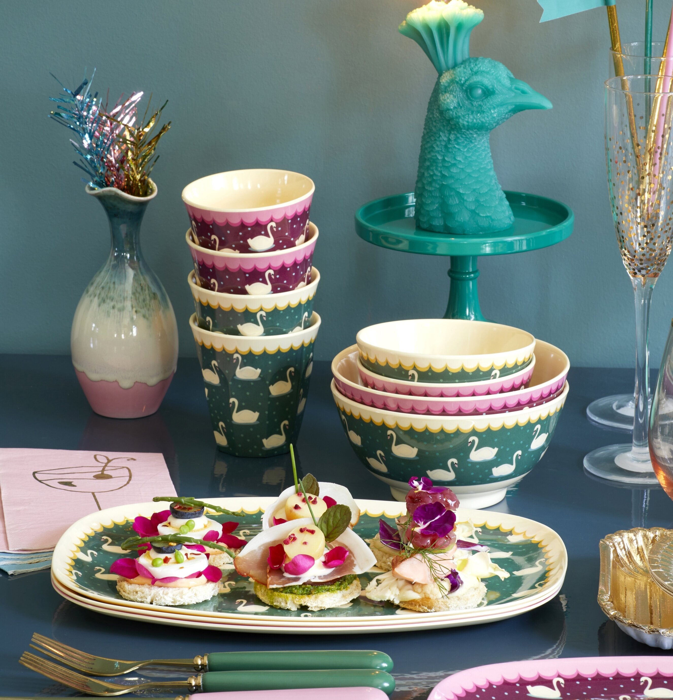 Mugg Swan Print Khaki från Rice på ett färgglatt dukat bord