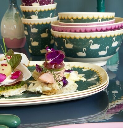 Mugg Swan Print Khaki från Rice med svantryck och gul kant