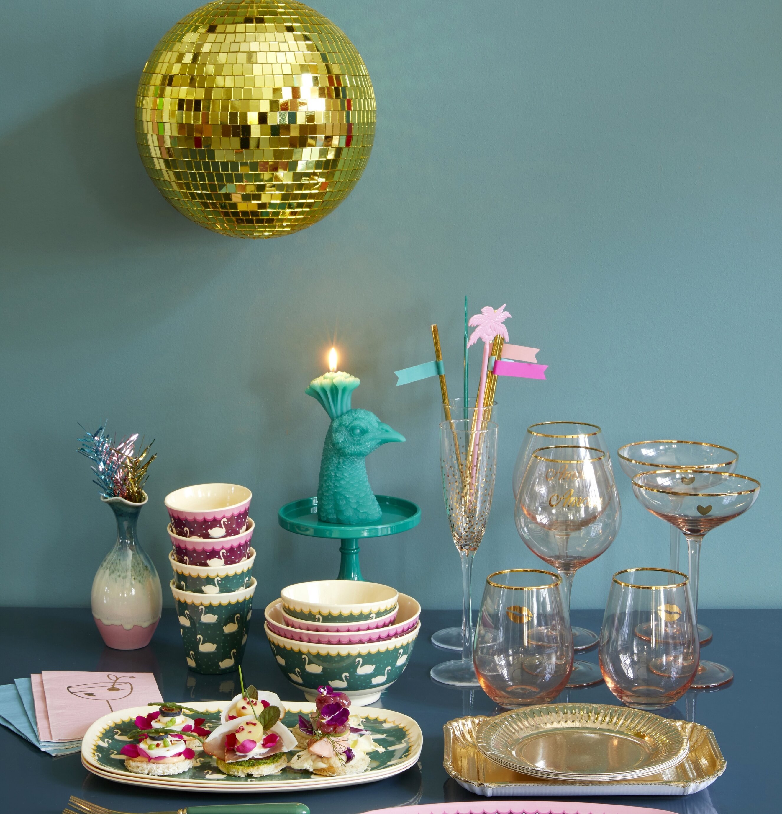 Mugg Swan Print Bordeaux från Rice på ett färgglatt bord