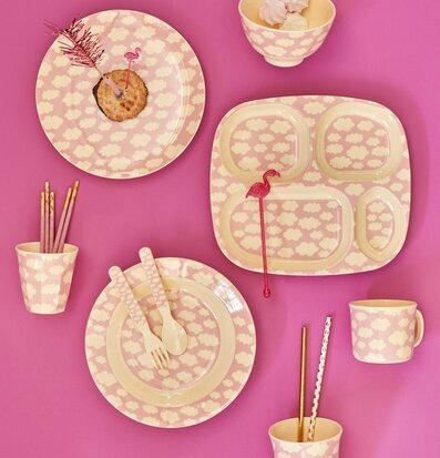Mugg Cloud Print Pink från Rice med matchande servisporslin