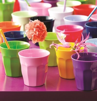 Mugg Melamin Dusty Pink från Rice i färgglad uppställning
