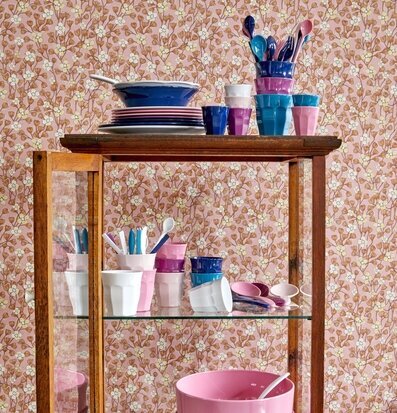 Espressomugg Melamin Dusty Pink från Rice i ett vitrinskåp