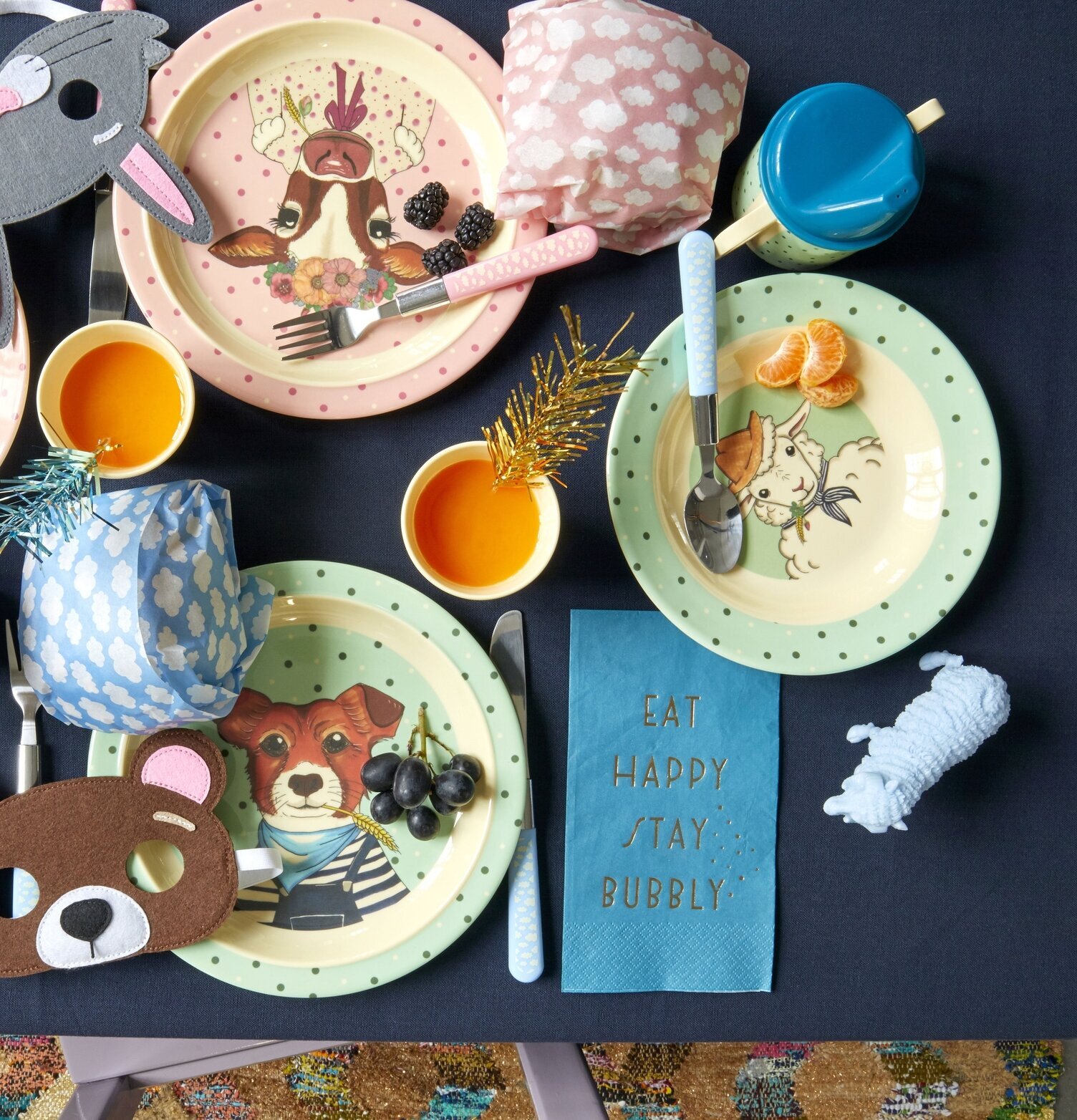 Babykopp Farm Animals Green från Rice på ett färgglatt bord