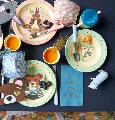 Babykopp Farm Animals Green från Rice på ett färgglatt bord