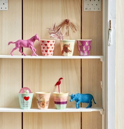 Liten Mugg Rabbit Print från Rice på en färgglad hylla