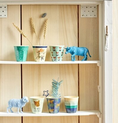 Liten Mugg Dot Print från Rice på stilren display med muggar