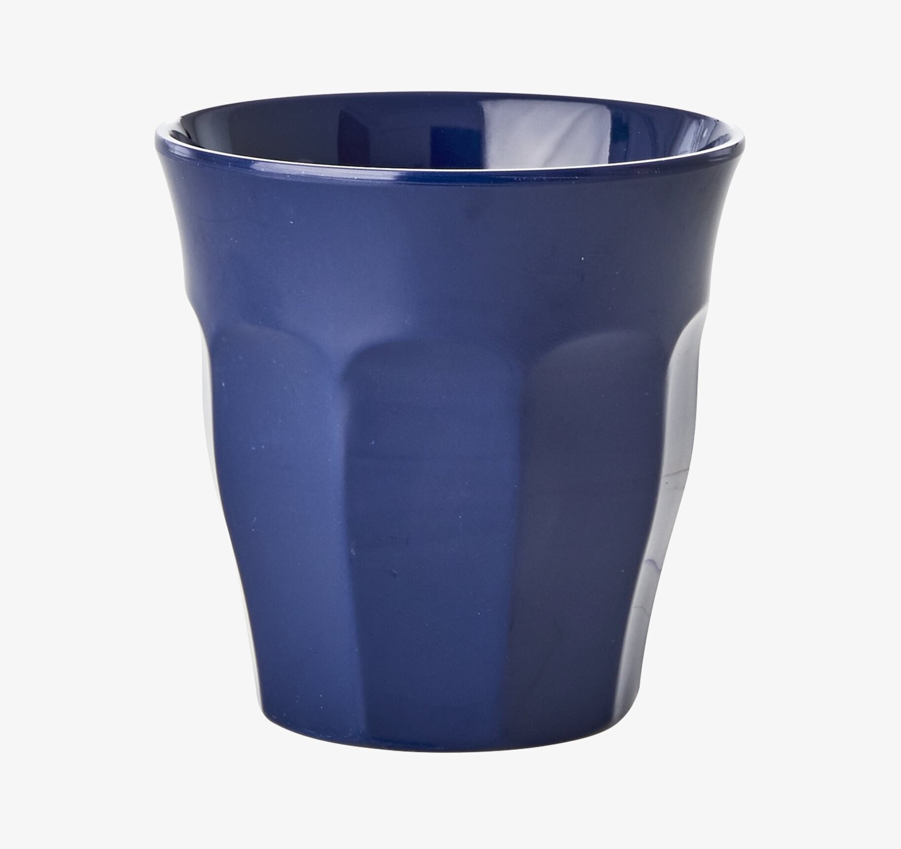 Liten Mugg Navy Blue från Rice på vit bakgrund