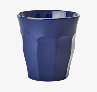 Liten Mugg Navy Blue från Rice på vit bakgrund