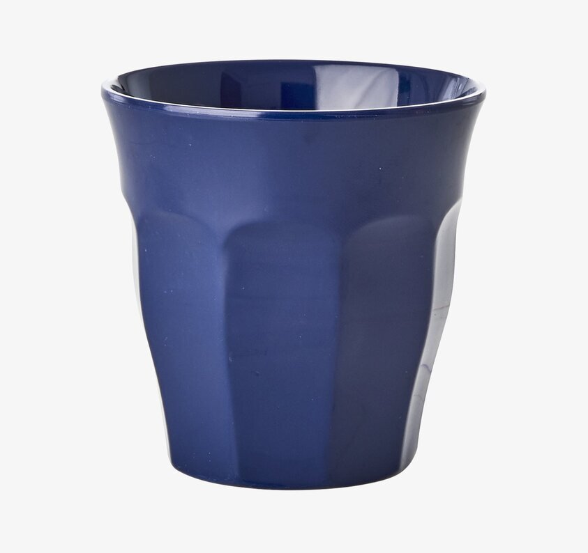 Liten Mugg Navy Blue från Rice på vit bakgrund