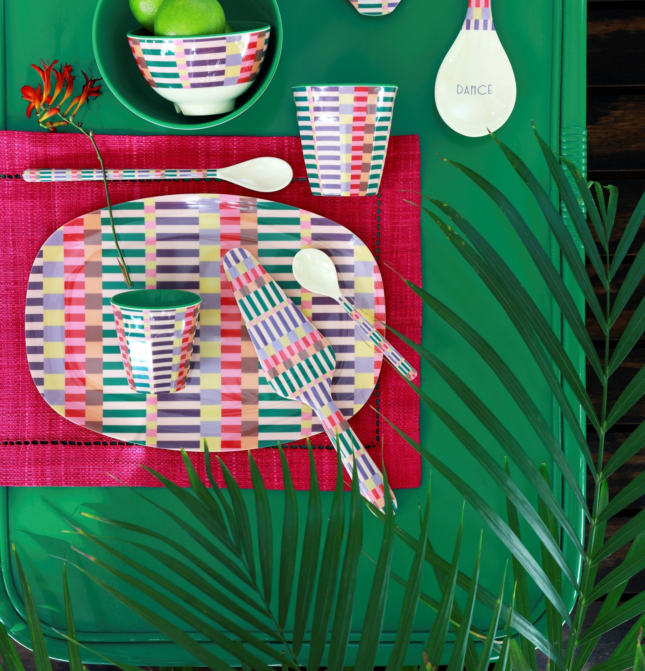 Mugg Summer Stripes Print från Rice på grön yta med växter