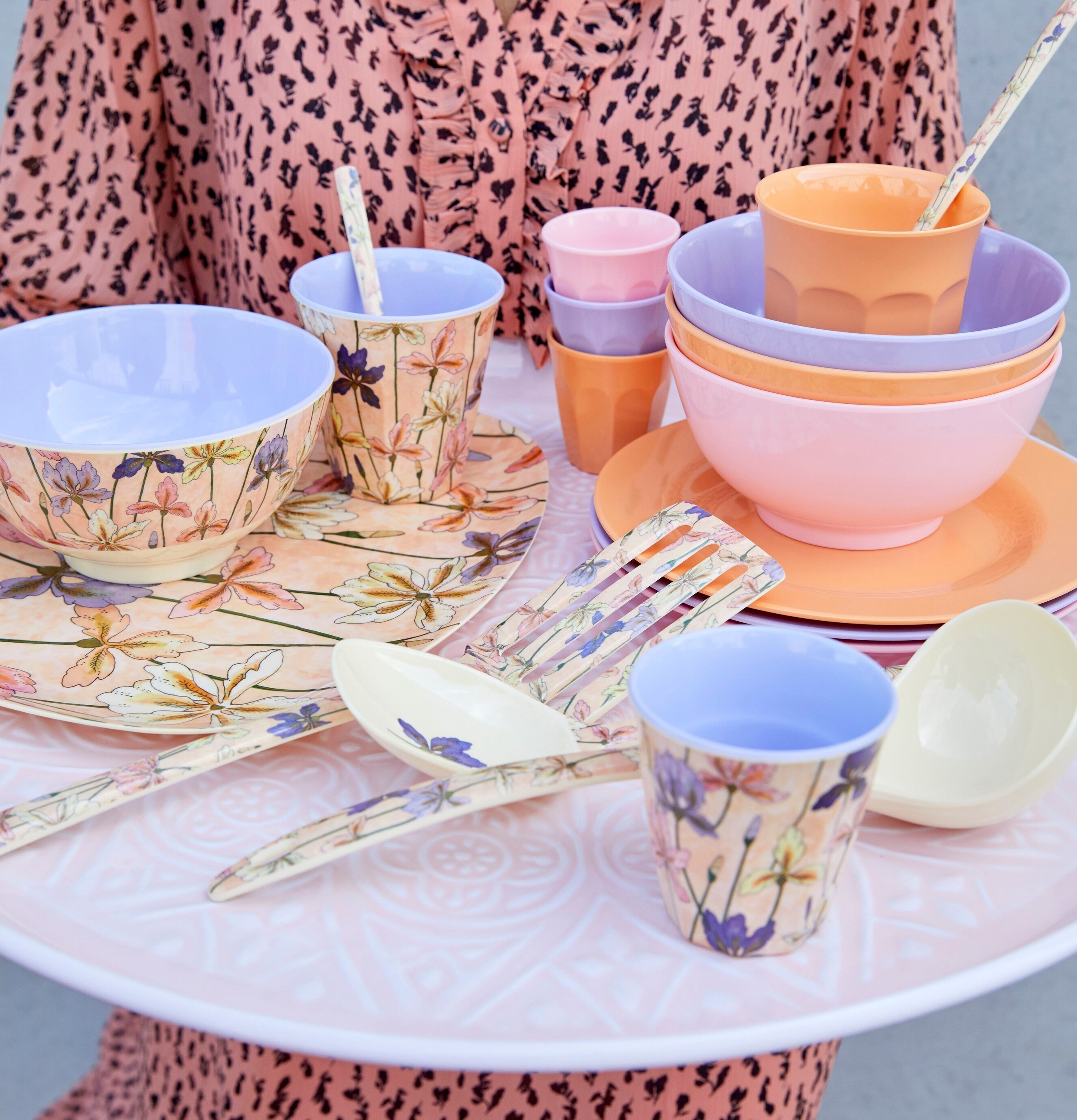 Mugg Iris Print från Rice med blommönster och pastellfärger