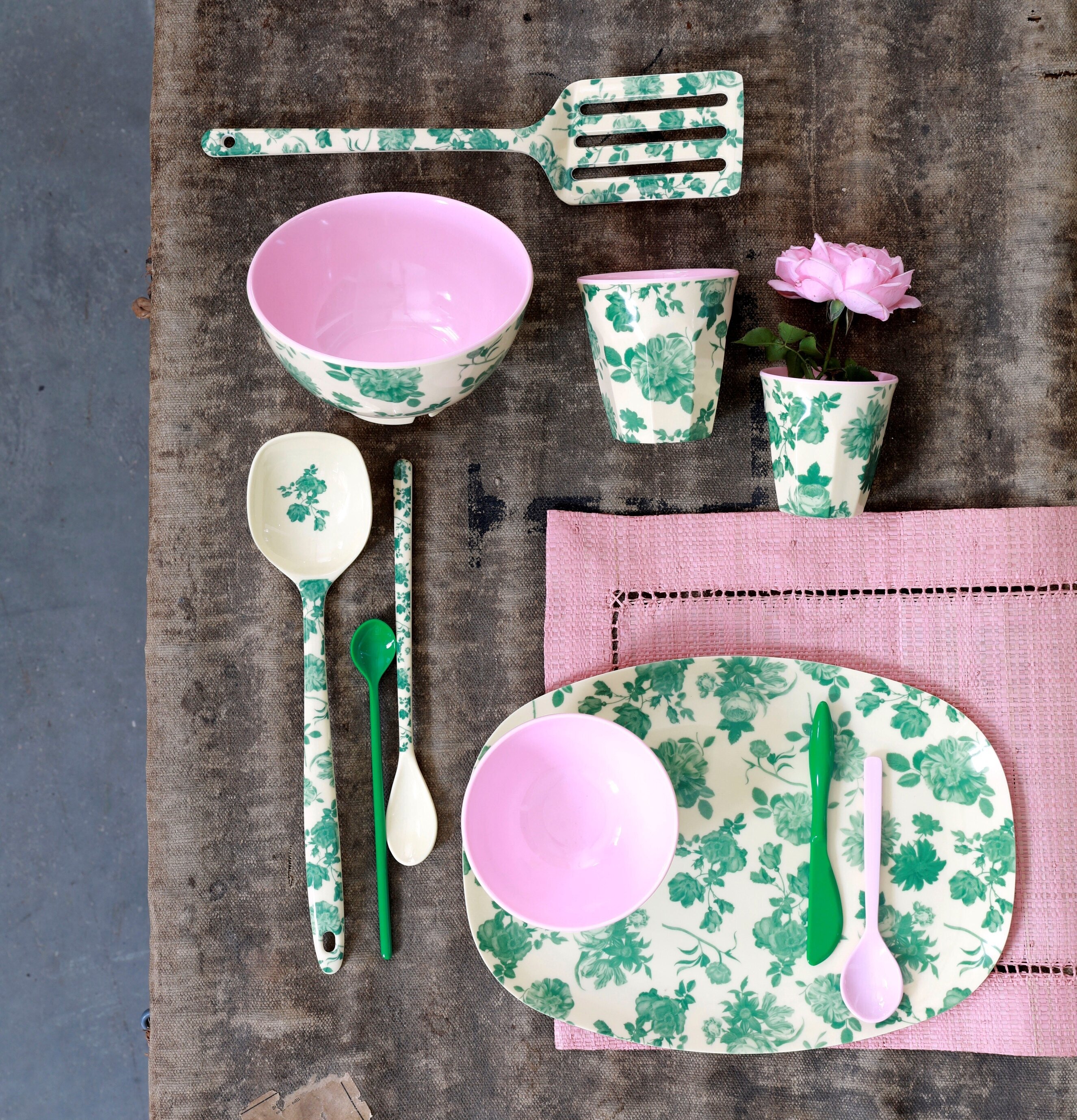 Mugg Green Rose Print från Rice på rustikt underlag