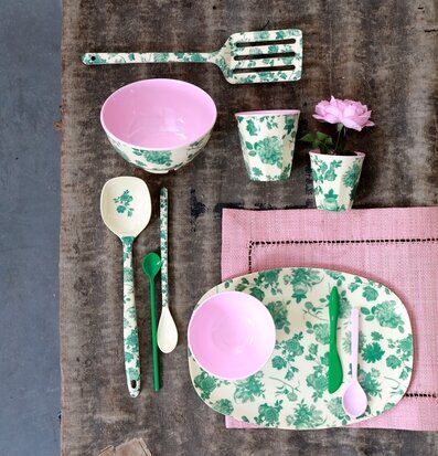 Mugg Green Rose Print från Rice på rustikt underlag