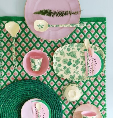 Mugg Green Rose Print från Rice på ett färgglatt dukat bord