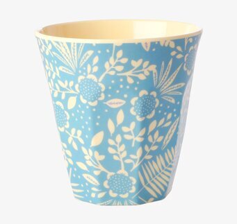 Mugg Blue Fern & Flower Print från Rice mot ljus bakgrund
