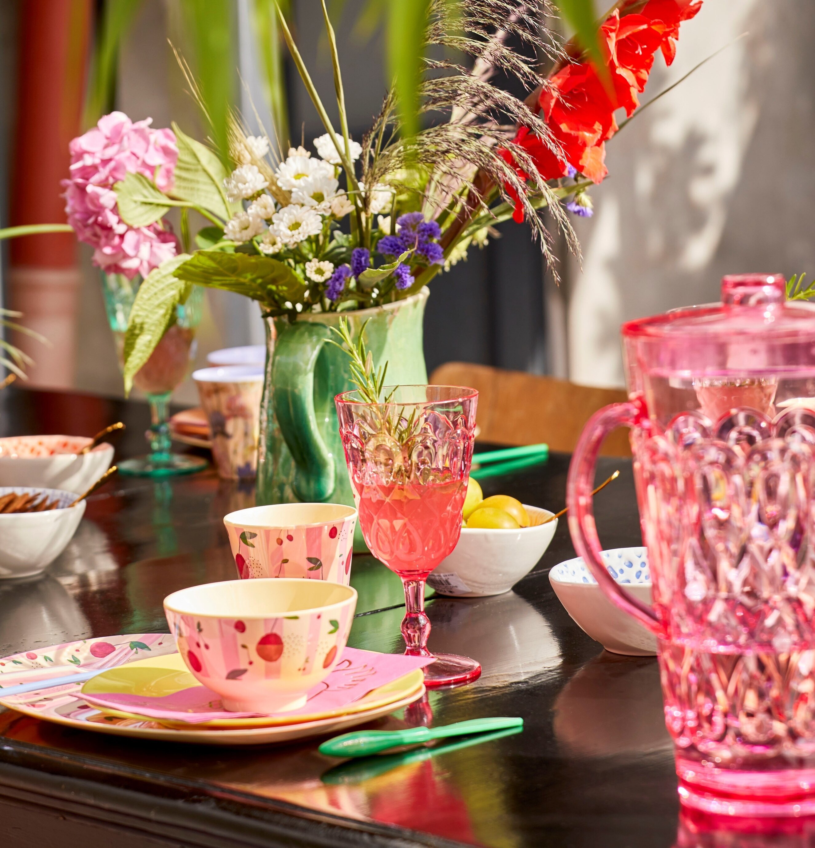 Mugg Cherry Print från Rice på ett färgglatt dukat bord