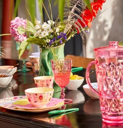 Mugg Cherry Print från Rice på ett färgglatt dukat bord