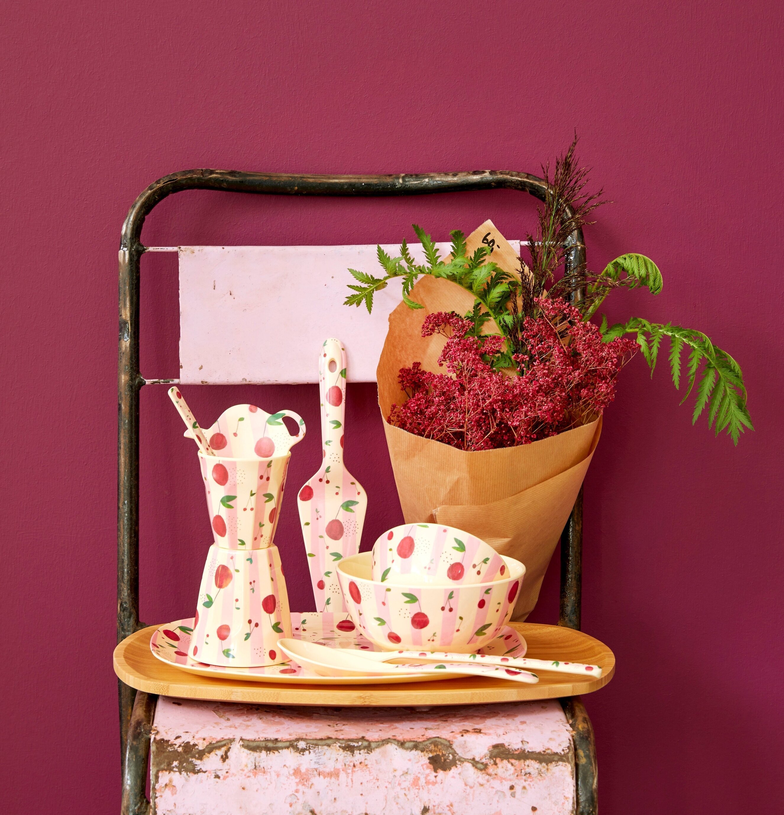 Mugg Cherry Print från Rice på vintage-stol med körsbärsmönster