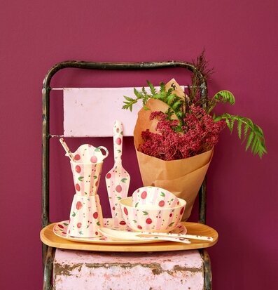 Mugg Cherry Print från Rice på vintage-stol med körsbärsmönster