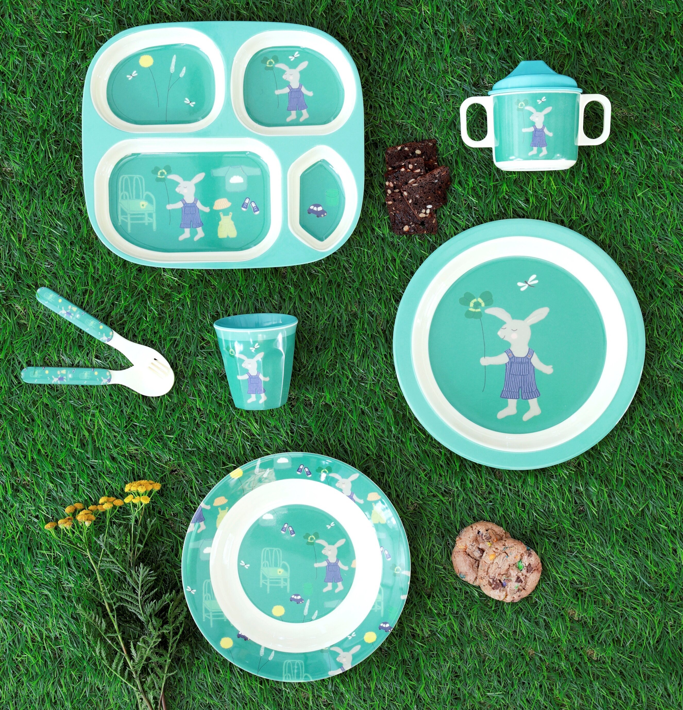 Liten Mugg Green Bunny Print från Rice på gräsmatta