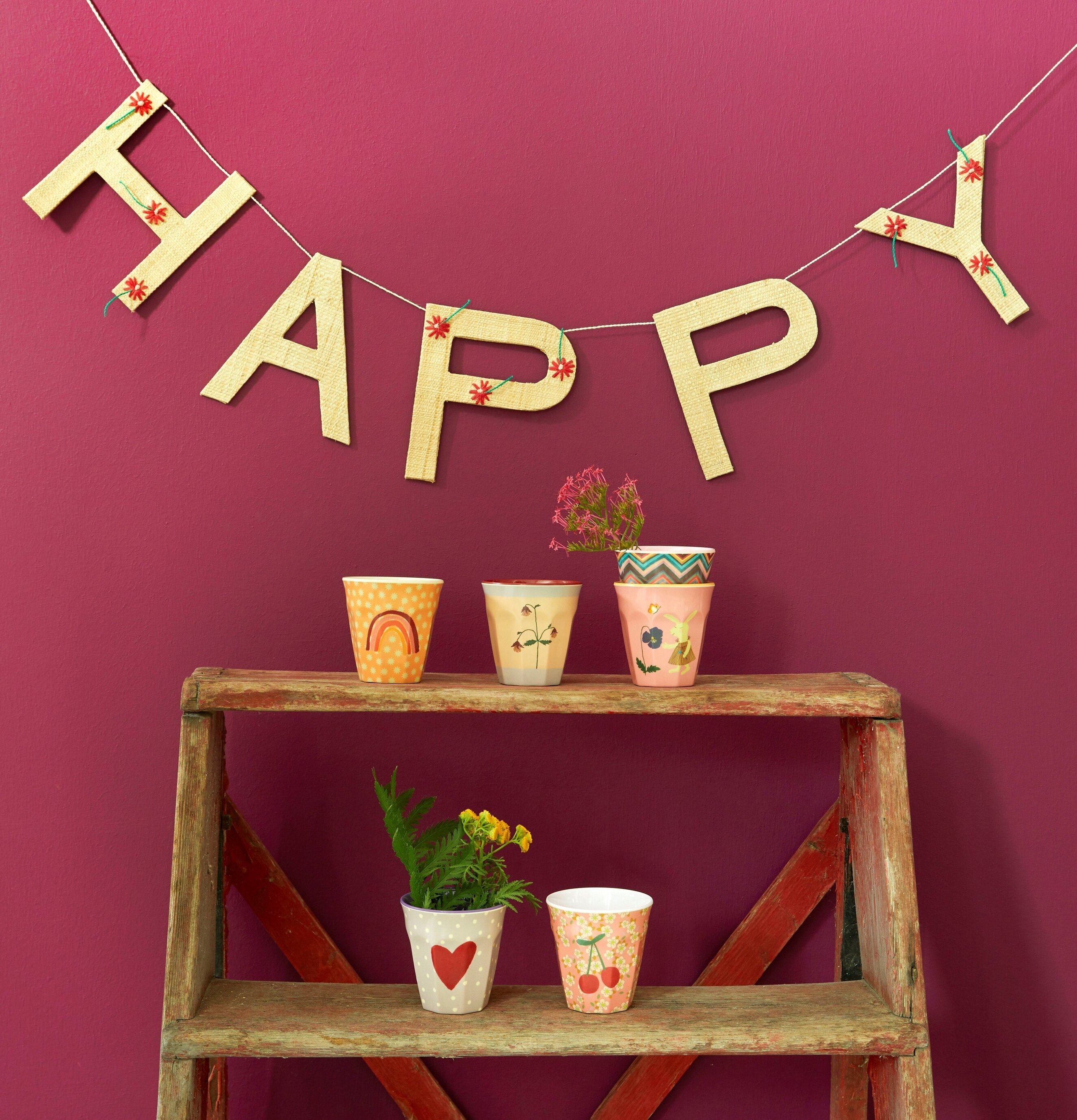 Liten Mugg Pink Bunny Print från Rice på en rustik hylla