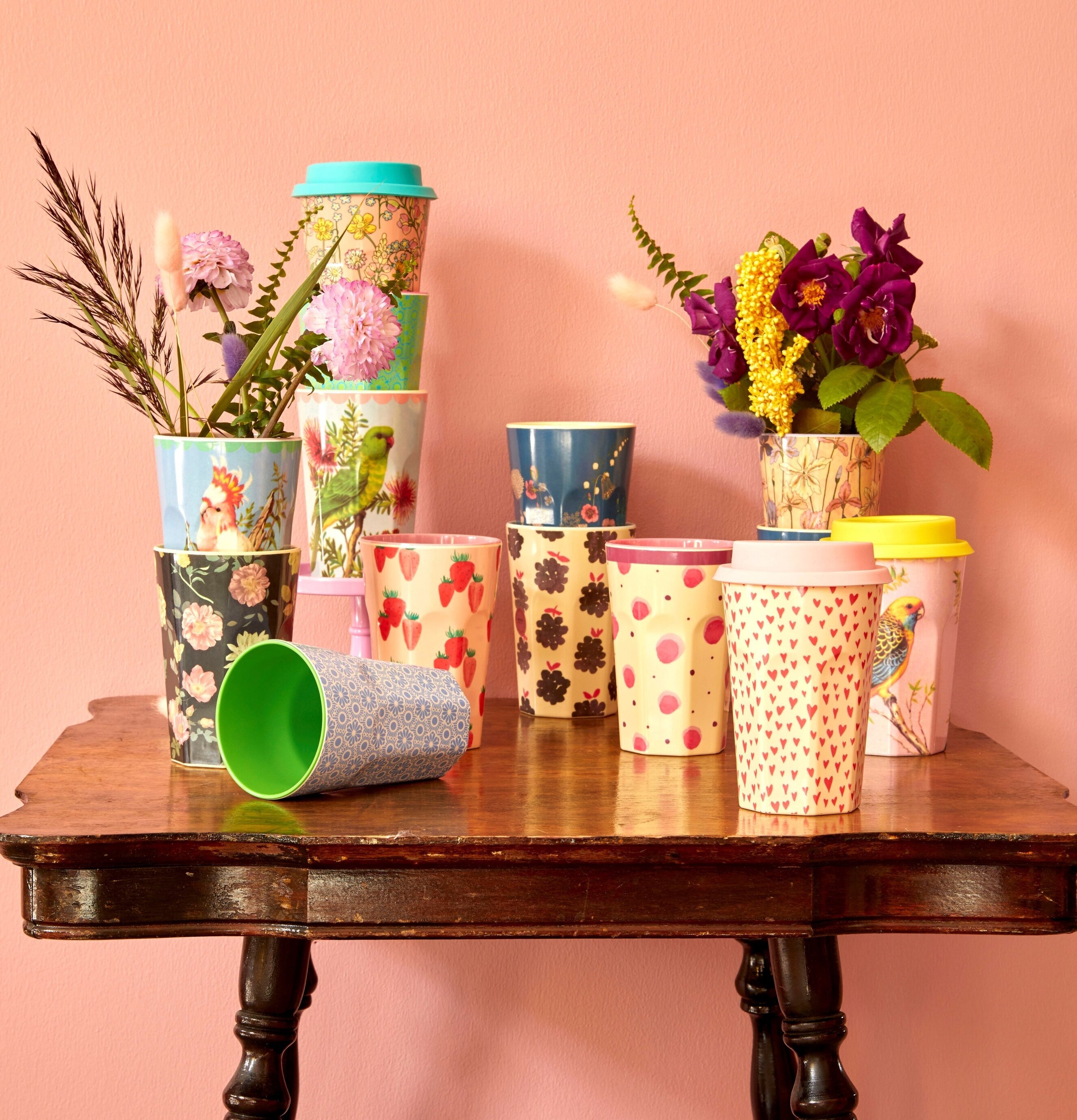 Färgglada latte-muggar från Rice med Mugg Latte Iris Print