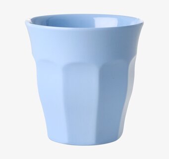 Mugg Melamin Pigeon Blue från Rice mot vit bakgrund
