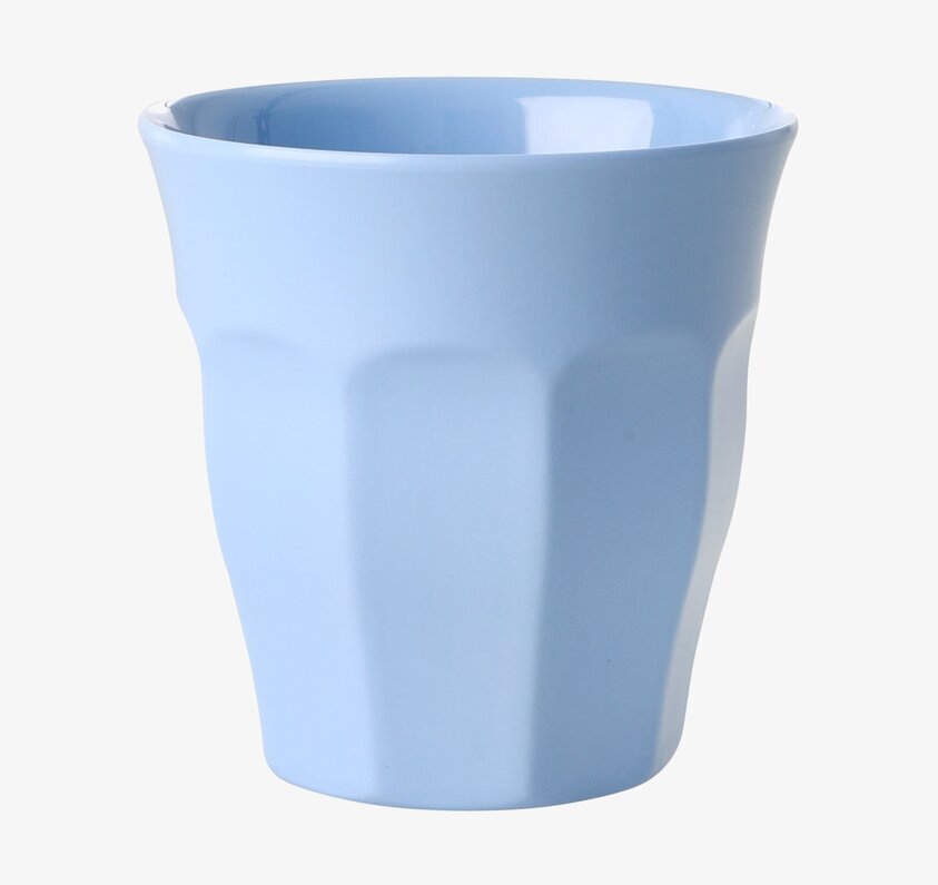 Mugg Melamin Pigeon Blue från Rice mot vit bakgrund
