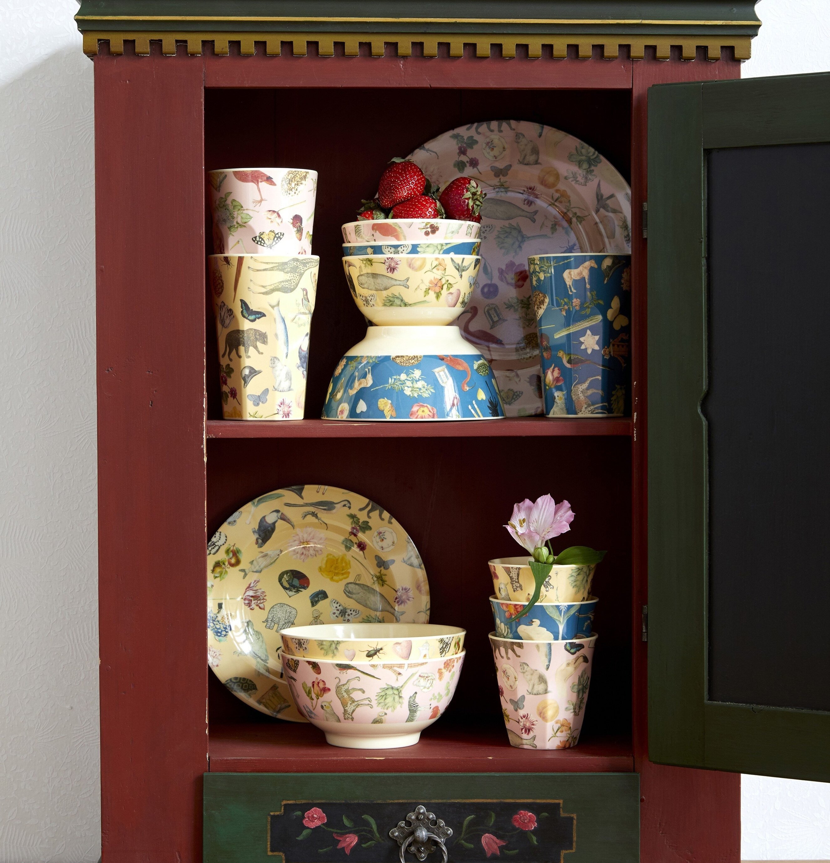 Mugg Pink Art Print från Rice i en rustik trähylla