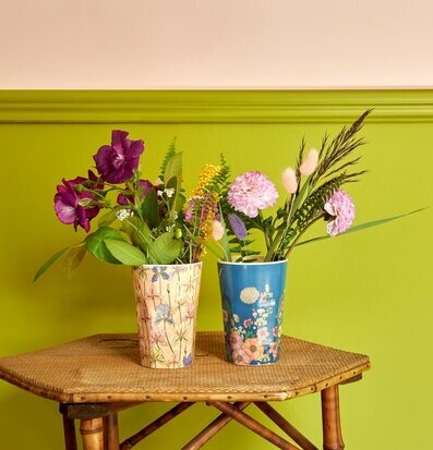 Två Mugg Latte Flower Collage Print från Rice som vaser