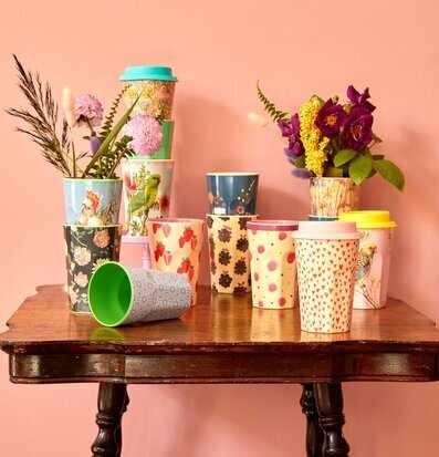 Mugg Latte Flower Collage Print från Rice på träbord