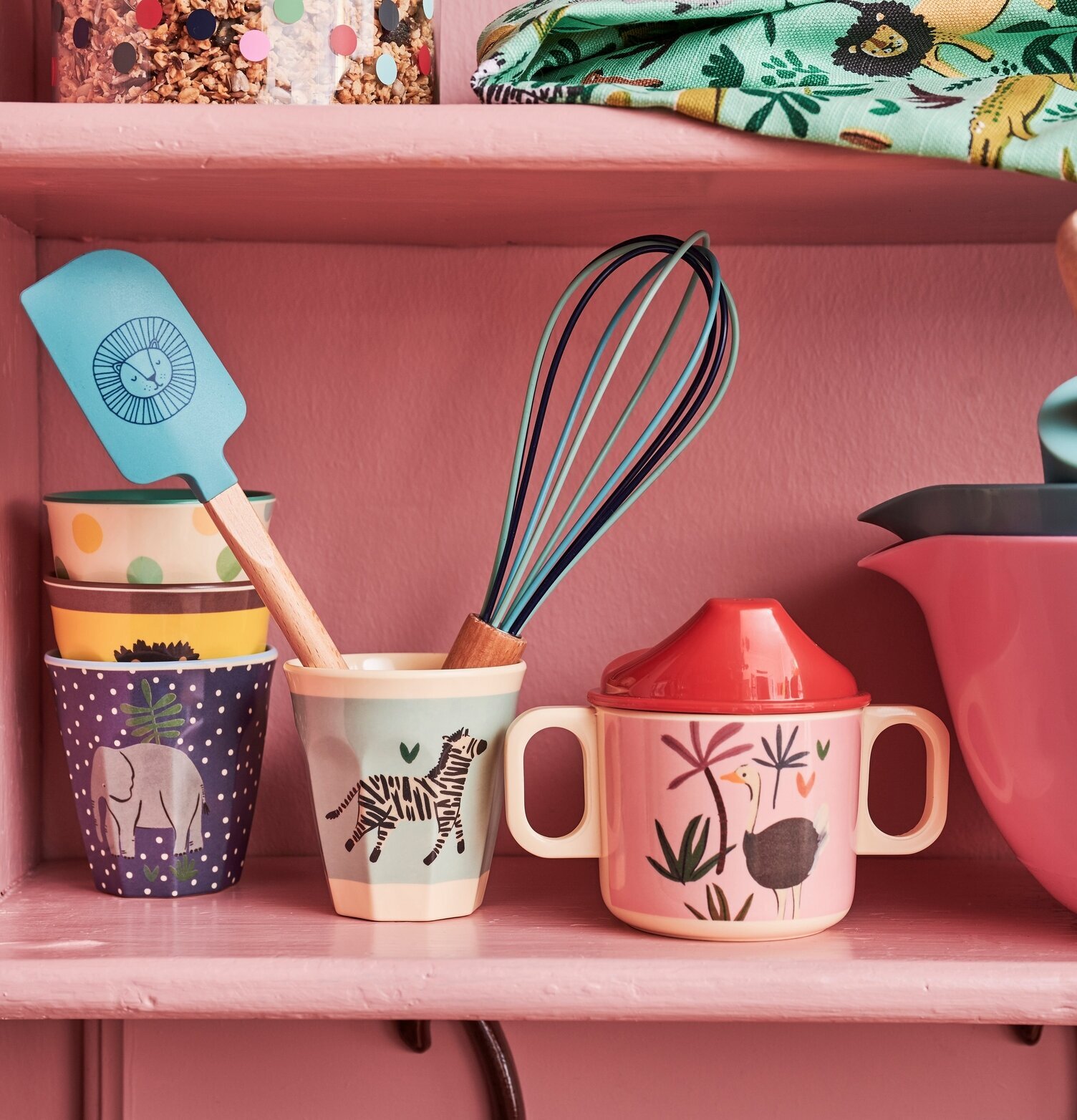 Babymugg Pink Jungle Animals Print från Rice i rosa hylla