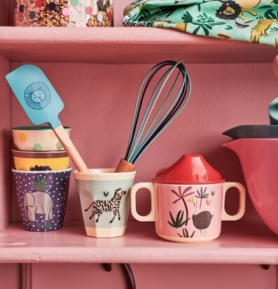 Babymugg Pink Jungle Animals Print från Rice i rosa hylla