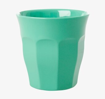 Mugg Melamin Emerald Green från Rice i minimalistisk miljö