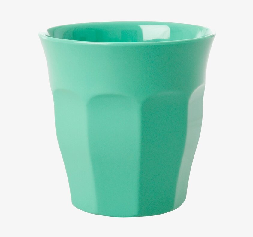 Mugg Melamin Emerald Green från Rice i minimalistisk miljö