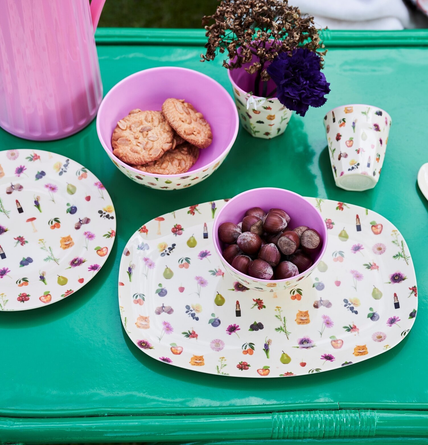 Mugg Lipstick Fall Print från Rice på ett grönlackat bord