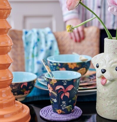 Mugg Selma’s Fall Flower Print från Rice på lila underlägg