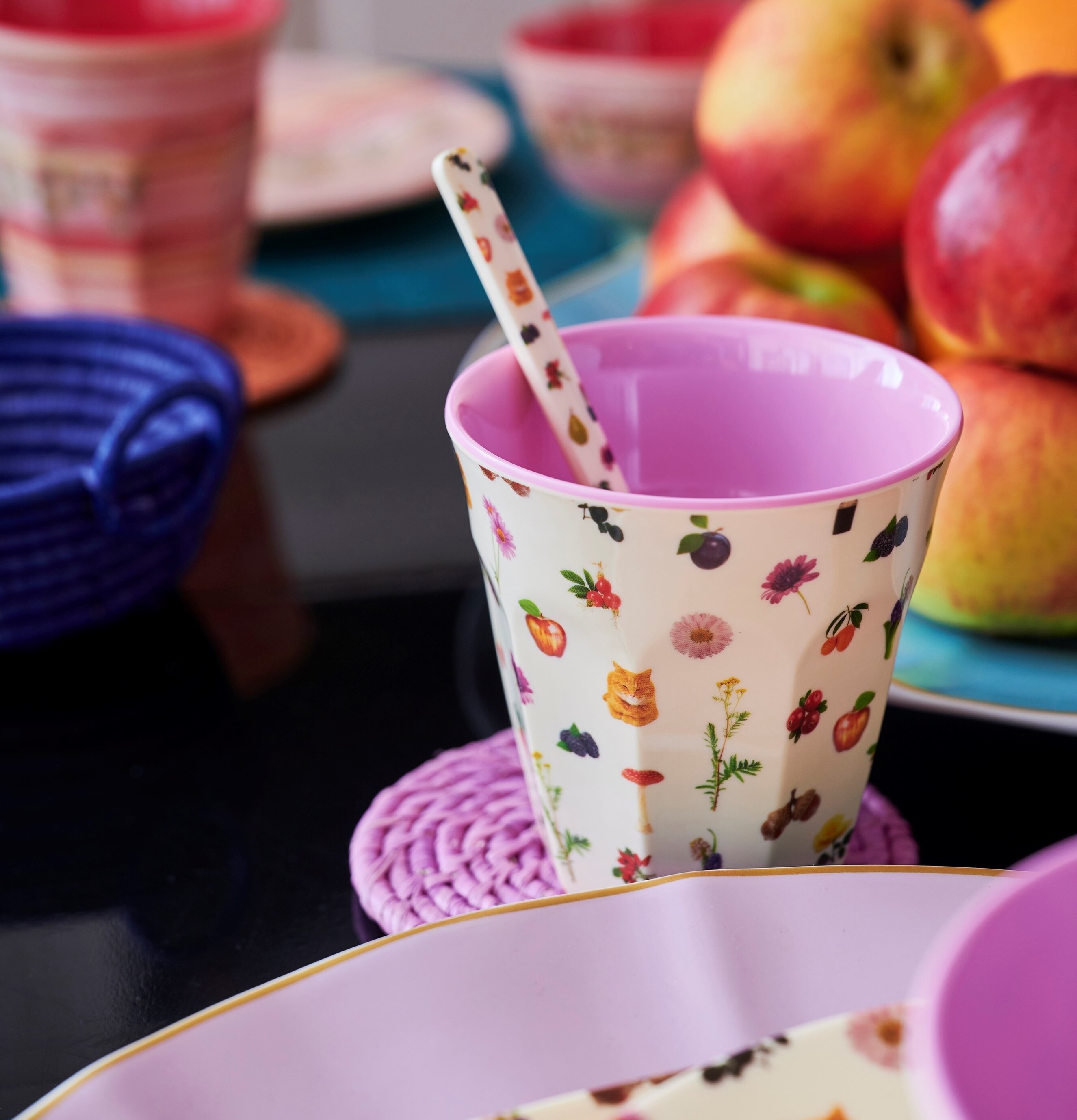 Mugg Lipstick Fall Print från Rice i en färgglad dukning