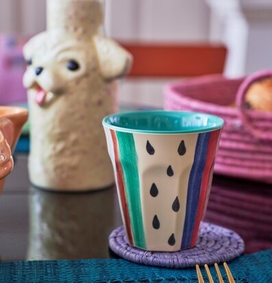 Mugg Louise´s Stripe Print från Rice på virkad underlägg